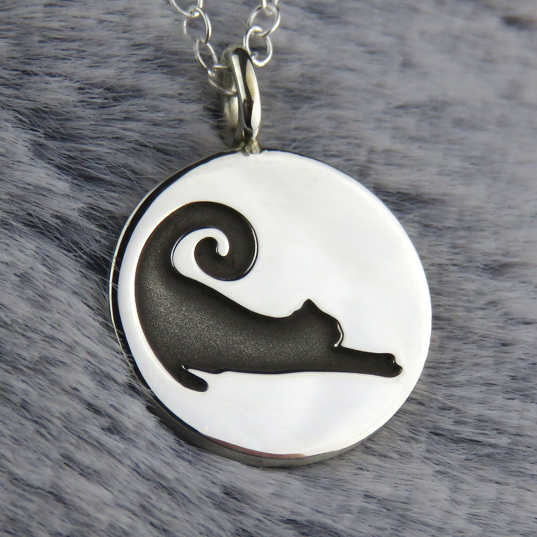 Skye Cats (stretching) silver pendat necklace